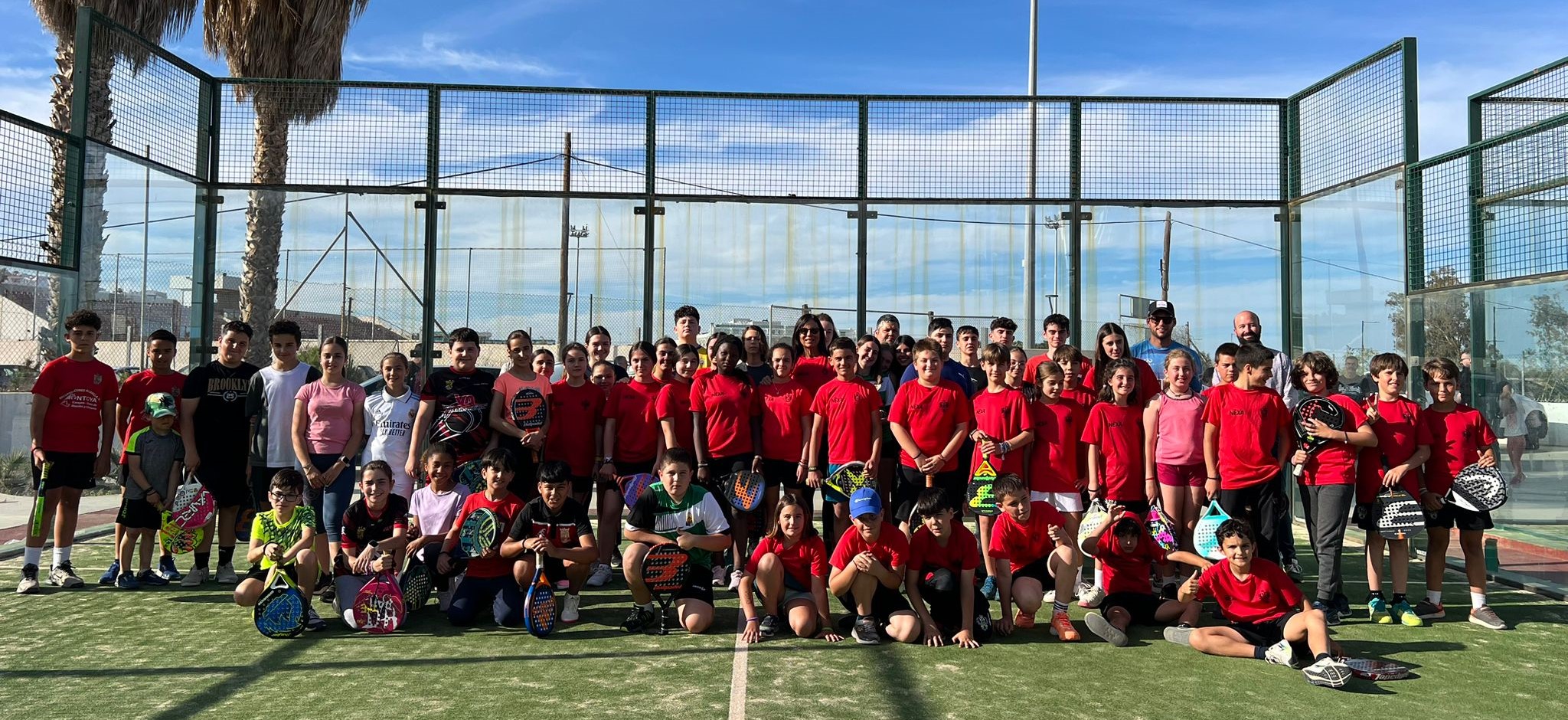 The Mojácar paddle tennis school, part of the locality’s Municipal Sports School, has held a teambuilding day on the municipal La Mata courts with the Cuevas del Almanzora municipal paddle tennis school.